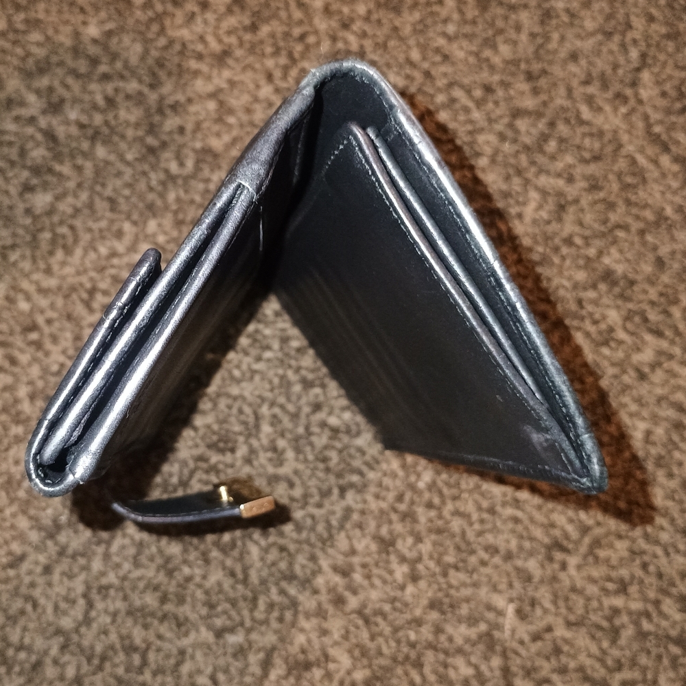 Gucci Black Leather Wallet with Embossed Logo - Picture 10 of 14